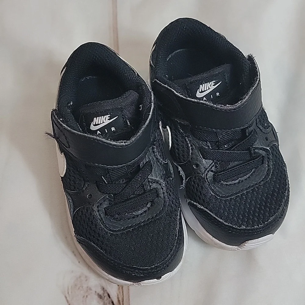 Nike Air Black and White Swoosh size 5C Children's Toddler Baby Easy On Velcro